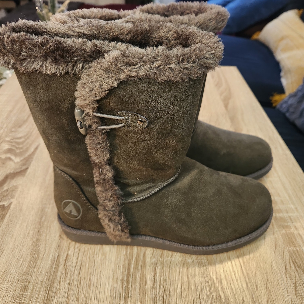 Airwalk Bear women's winter boots featuring faux suede, a toggle button closure